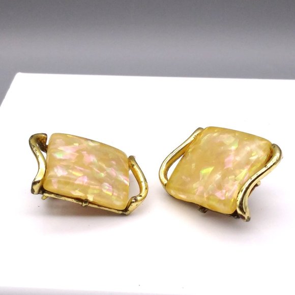 Vintage Coro Faux Opal Earrings Moonglow Chicklet, Gold Tone Squares of Beige - Picture 2 of 5